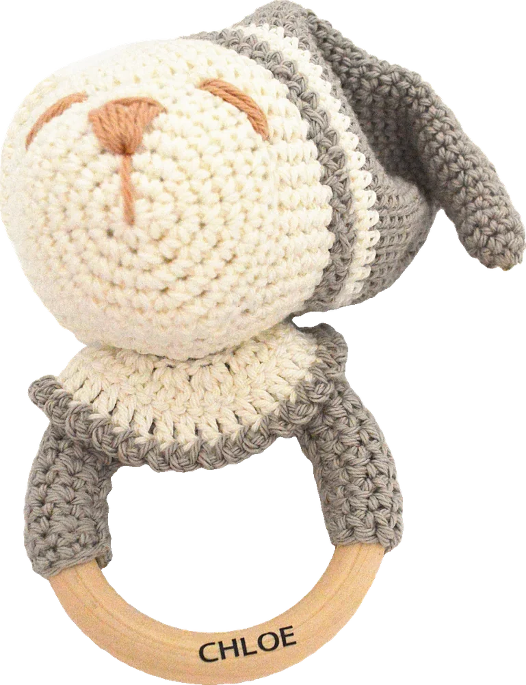 Sonajero con su nombre, tejido a crochet por Ana